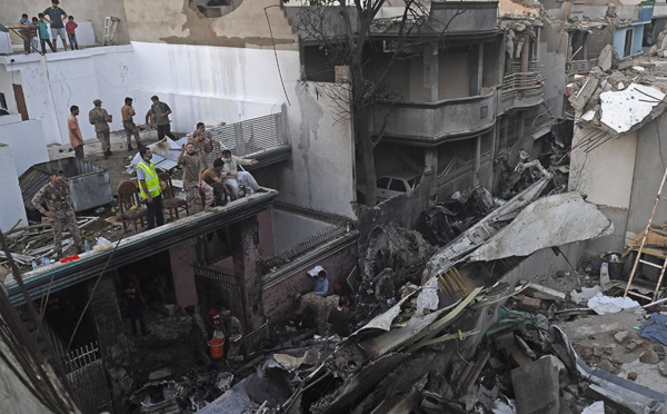 Pakistan: un avion de ligne s'écrase à Karachi sur un quartier résidentiel