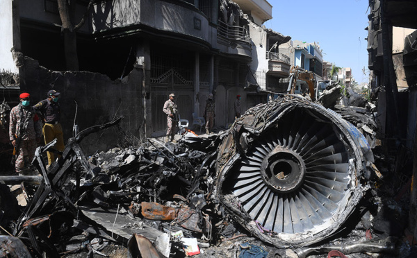 Pakistan: 97 morts dans la catastrophe aérienne, un survivant raconte "les cris partout"