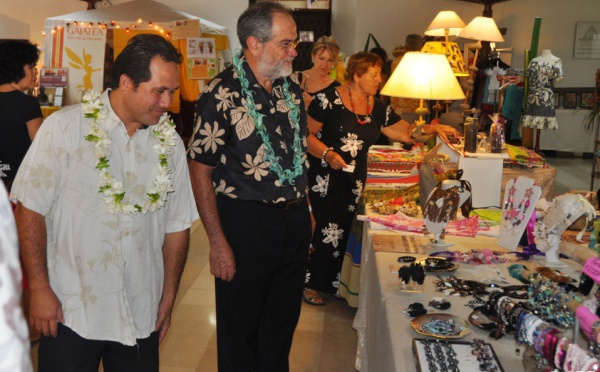 Inauguration de l’exposition « Art du fenua », qui se déroule à l’assemblée de la Polynésie française, du 3 au 9 septembre 2012.