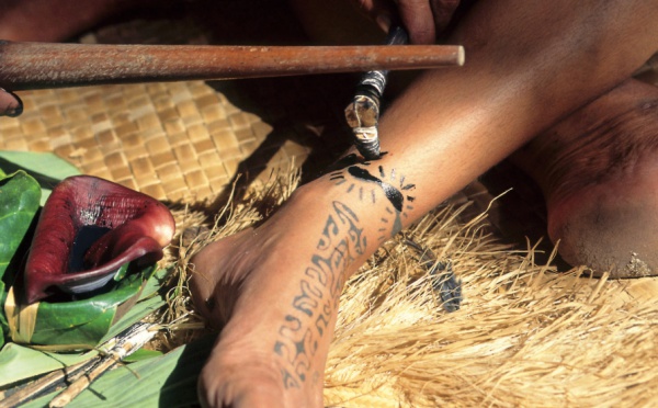 Le tatouage à la reconquête des archipels du Pacifique sud