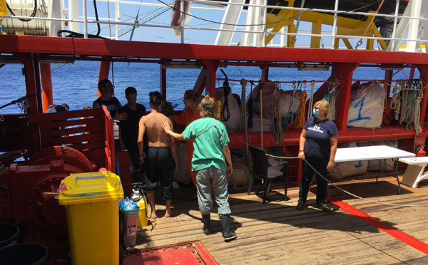 Deux migrants se jettent à l'eau de l'Ocean Viking, toujours bloqué en mer