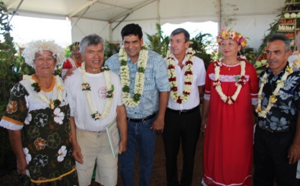 Mme Patricia GRAND et M. Ahiti ROOMATAAROA. reçoivent les insignes de Chevaliers dans l'ordre du Mérite Agricole