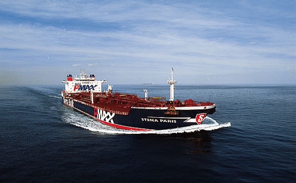 Le tanker Stena Paris patiente pendant qu'à terre on joue au chat et à la souris