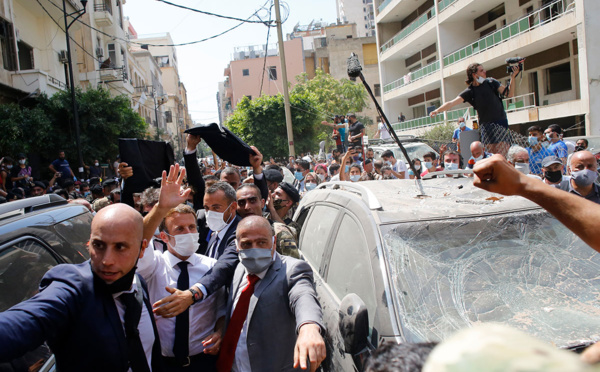 Dans Beyrouth dévastée, Macron demande un "changement de système" au pouvoir