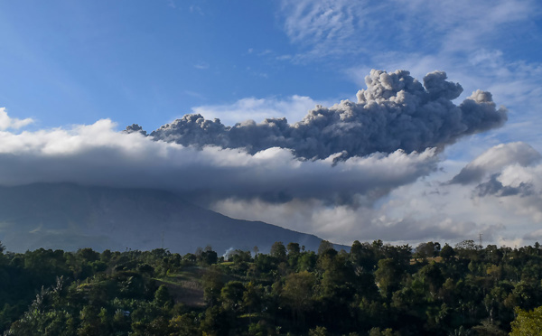 Indonésie: alerte aérienne après une nouvelle éruption du Sinabung