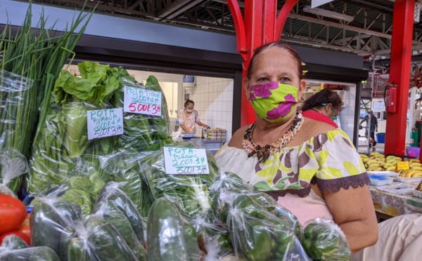 Ambiance masquée au marché de Papeete