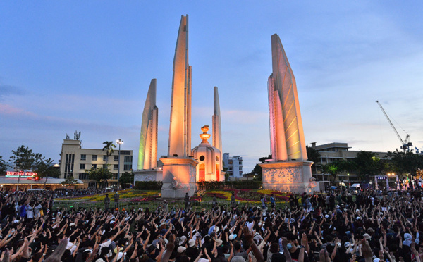 Thaïlande: le mouvement pro-démocratie réunit plus de 10.000 manifestants à Bangkok