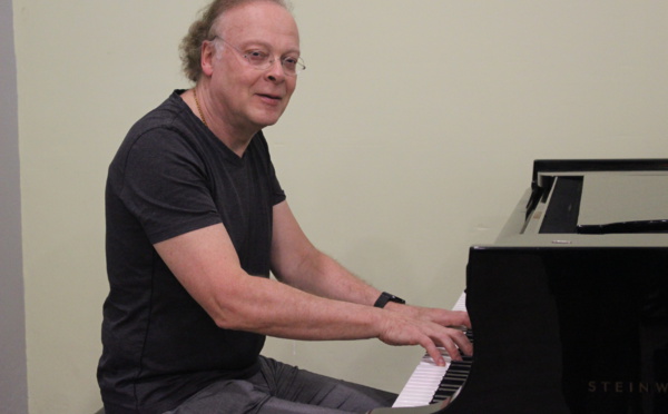 Erik Berchot, au piano, veut "faire plaisir" à son public