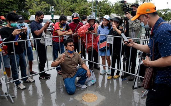 Thaïlande: retrait de "la plaque du Peuple", signe de défi à la monarchie