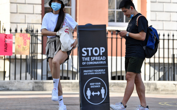 Virus: record hebdomadaire de contaminations dans le monde, l'Angleterre serre la vis