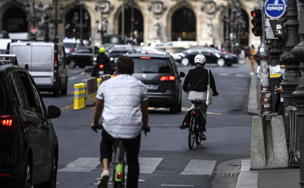 Sur la route, l'explosion de la pratique du vélo fait des vagues