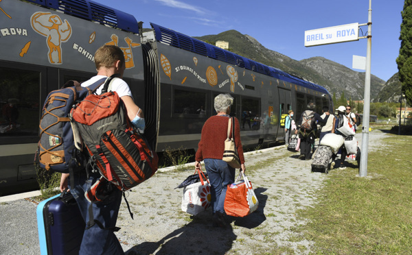 Crues meurtrières: retour du train dans deux villages, des écoles rouvertes