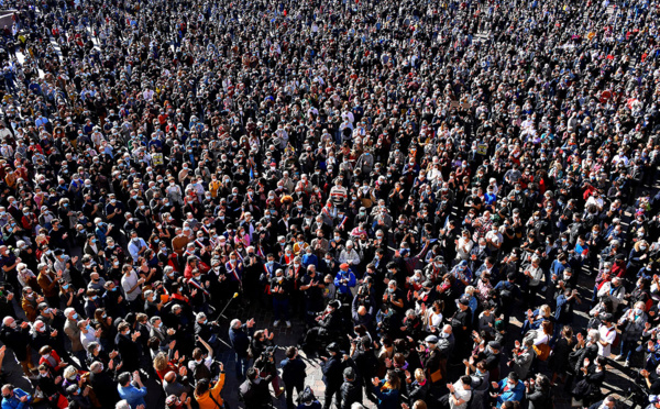 Des dizaines de milliers de personnes réunies en France après l'assassinat d'un professeur