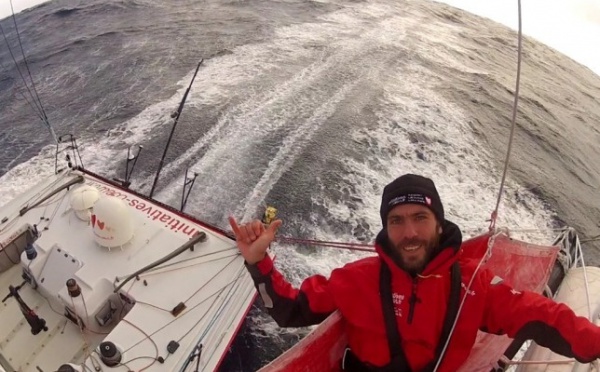 Secoué dans le Pacifique, le skipper Tanguy De Lamotte rêve de la Polynésie