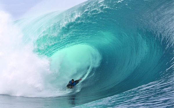 La vague de l’année 2012 pour Tahurai Henry, un bodyboarder tahitien