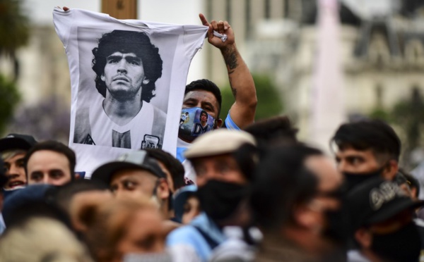 Veillée funèbre en Argentine, chants à Naples, la planète pleure Maradona