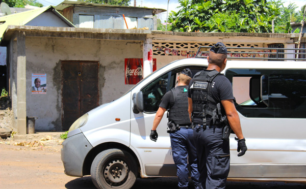 Mayotte: un lycée attaqué et des routes bloquées par des jeunes à Kahani