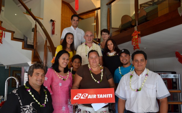 Remise des billets d’avions aux gagnants du grand jeu Air Tahiti