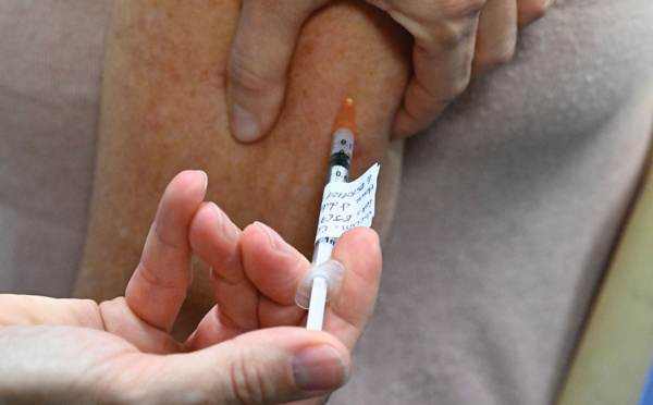 Vaccination Covid-19: cinq décès en France de personnes âgées, pas de lien établi avec le vaccin