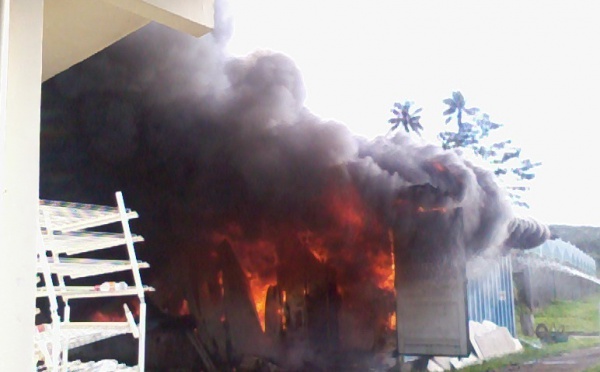 Incendie à Tahaa, les pompiers à cours d'eau