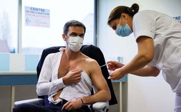 Le ministre de la Santé Olivier Véran a reçu une première injection de vaccin anti-Covid