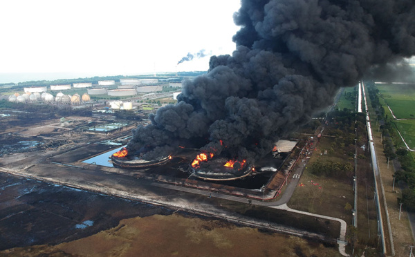 Vaste incendie dans une raffinerie en Indonésie
