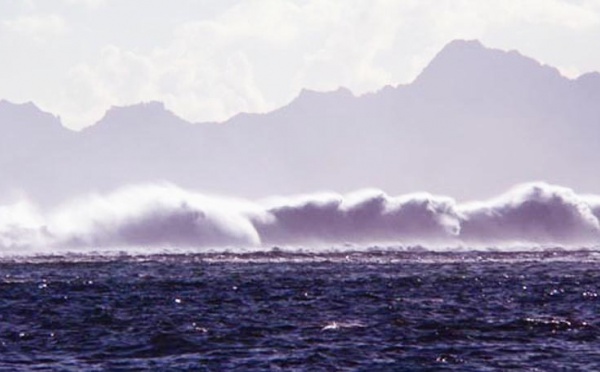 La forte houle met en difficulté un paddleboarder, un kayakiste, trois piroguiers