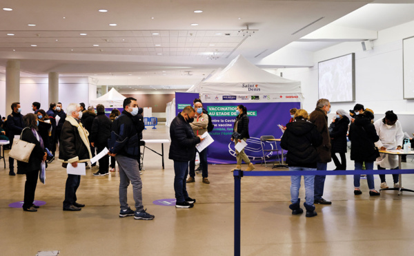 Covid-19: coup d'envoi de la vaccination au Stade de France et de l'école à la maison