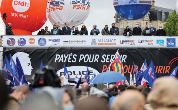 Des milliers de policiers rassemblés devant l'Assemblée, la justice ciblée