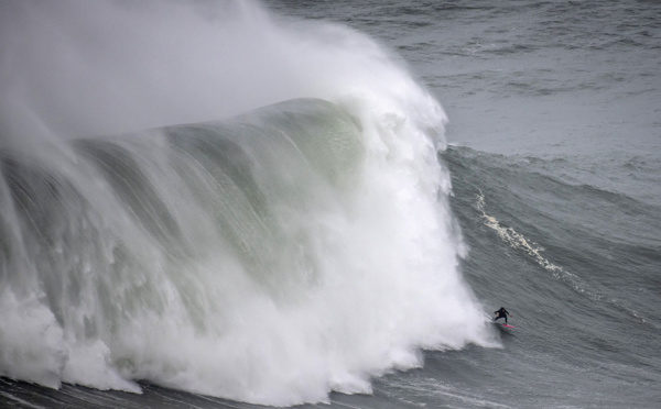 Surf: "Enfer et paradis", une plongée intimiste dans le monde des grosses vagues de Justine Dupont