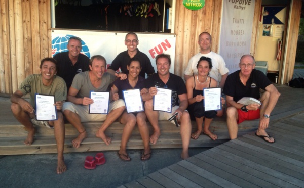 Beaucoup d’efforts pour le stage de formation d’instructeur de plongée PADI au centre TOPDIVE Tahiti