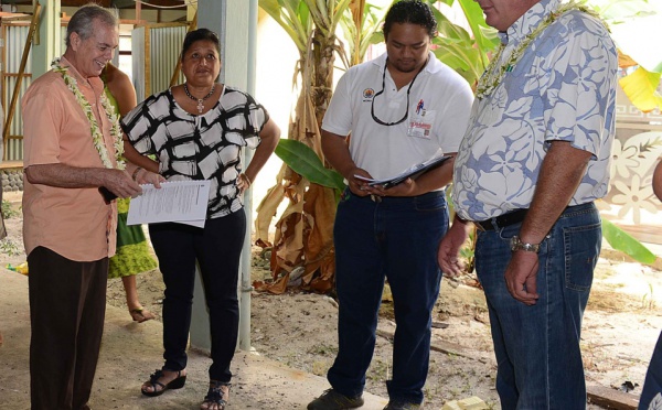 Geffry Salmon et Bruno Marty visitent des sites touristiques à Moorea