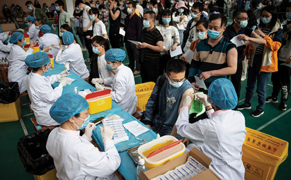 Virus: un milliard de vaccins injectés en Chine, 500.000 morts au Brésil