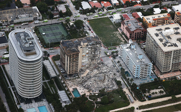 Effondrement spectaculaire d'un immeuble en Floride: un mort, des dizaines de disparus