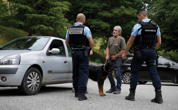 Un corps correspondant au fugitif traqué pour féminicide retrouvé dans les Alpes