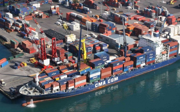 Les  importations progressent fortement, les exportations se raréfient