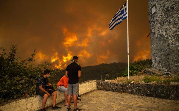 Désespoir sur l'île grecque d'Eubée en flammes, accalmie des feux en Turquie