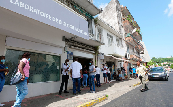 Martinique: "seconde phase de confinement", les touristes "invités à quitter le territoire"