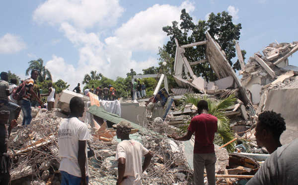 Au moins 724 morts en Haïti, recherches frénétiques dans les décombres du séisme