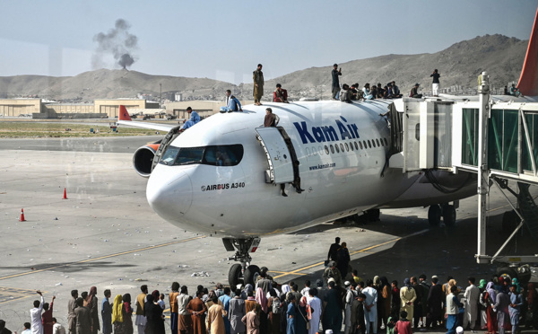 L'Afghanistan aux mains des talibans, chaos total à l'aéroport de Kaboul