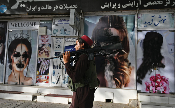 L'image de la femme s'efface dans les rues de Kaboul