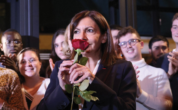 Anne Hidalgo, toujours à la peine dans les sondages, est investie par le PS