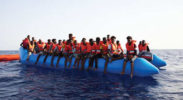 Italie: un navire humanitaire transportant 800 migrants demande à accoster
