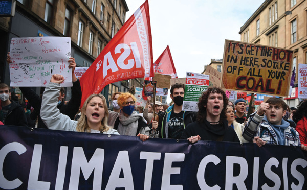 "Assez de bla bla": les jeunes dans les rues de Glasgow pour le climat