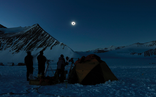 Une éclipse solaire totale plonge l'Antarctique dans l'obscurité