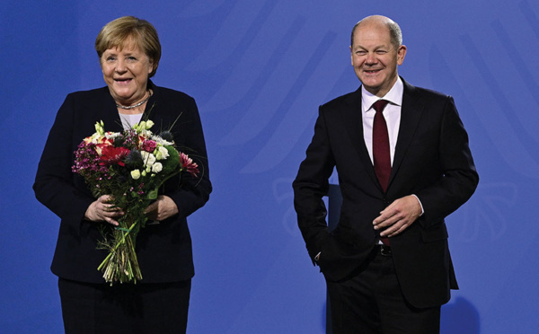 Scholz succède à Merkel et promet à l'Allemagne un "nouveau départ"