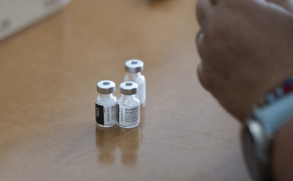 Omicron: le vaccin Pfizer/BioNTech "efficace" après trois doses, nouvelle formule en préparation