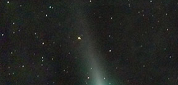 Une nouvelle comète s'aventure dans le ciel au crépuscule du matin