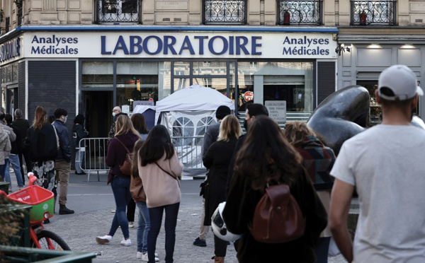 Face à la flambée d'Omicron, l'exécutif remonte au front