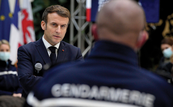 Présidentielle: Macron à l'offensive sur la sécurité, la droite étrille son bilan